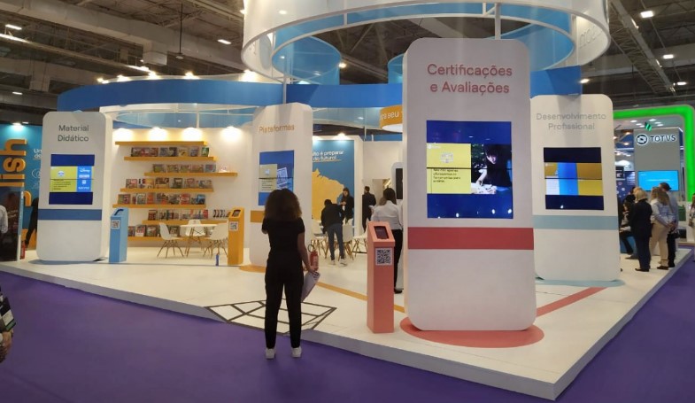 O Super Aplicativo Bairros Inteligentes permite a integração com totens interativos em eventos, oferecendo uma experiência imersiva e moderna para os participantes. Ao escanear QR Codes nesses totens, os usuários podem acessar conteúdos exclusivos e contextualizados, tornando a jornada pelo evento mais dinâmica e interativa.