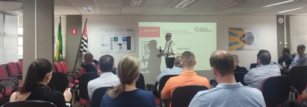 Painel com o arquiteto e urbanista Welton Curi, que detalhou a visão sobre "Como superar as deformações urbanas com Bairros Inteligentes". A discussão centralizou-se na aplicação da metodologia de Gestão de Ativos (GA) para o planejamento e retrofit territorial, usando a tecnologia da Bairros Inteligentes como ferramenta para corrigir falhas e elevar o valor socioeconômico dos bairros.