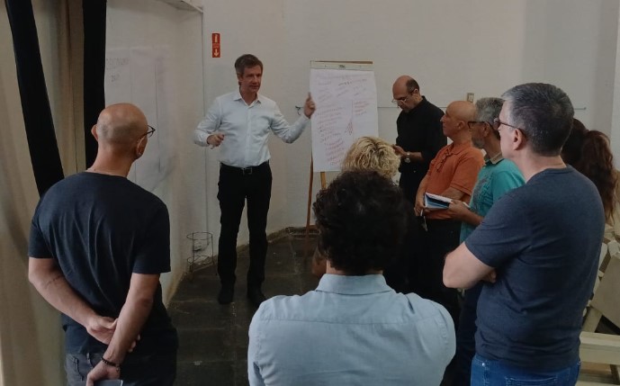 O Professor e CAIO da startup (Diretor Executivo de Inteligência Artificial), Daniel Lyra, conduziu o workshop inaugural na ACI. Lyra é certificado em Engenharia de Gestão de Ativos (GA) pelo IAM (Institute of Asset Management) e WPiAM (World Partners in Asset Management) desde 2014, credenciais que asseguram o rigor e o padrão global da metodologia aplicada pela Bairros Inteligentes.